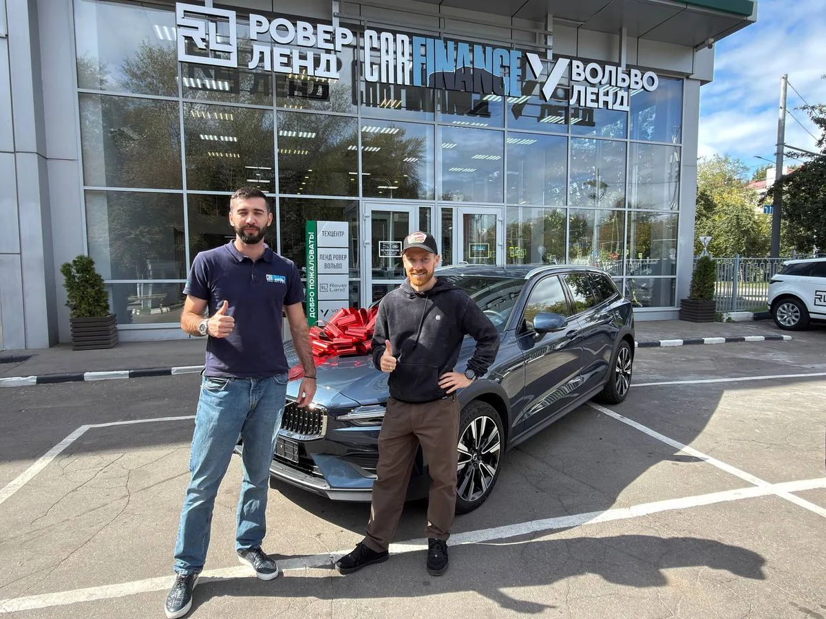 Выдача Volvo V60 клиенту у автосалона CARFINANCE