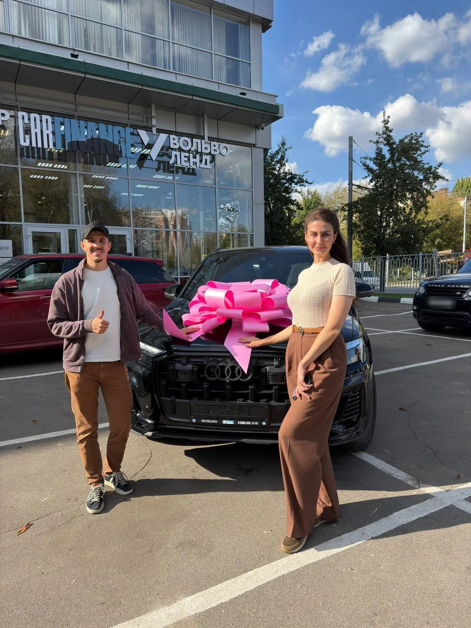 Передача нового чёрного Audi Q7 с розовым бантом