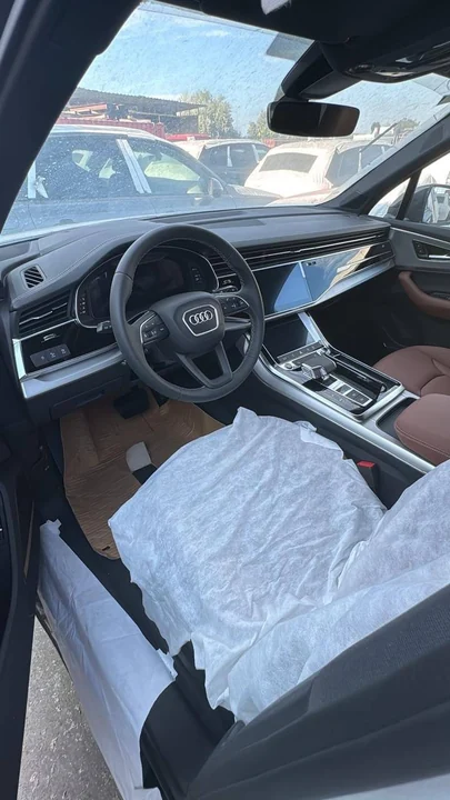 Рулевое колесо, передняя панель и кресла Audi Q7
