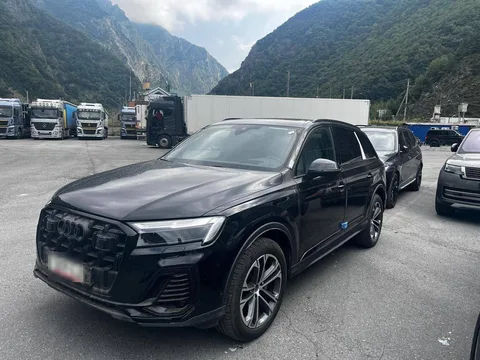 Чёрный Audi Q7 на стоянке среди гор