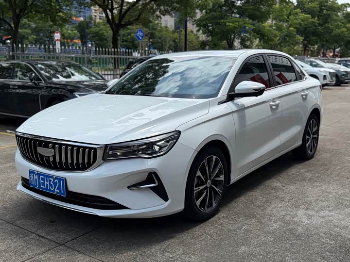 Geely Emgrand - недорогой седан для начинающего водителя из Китая