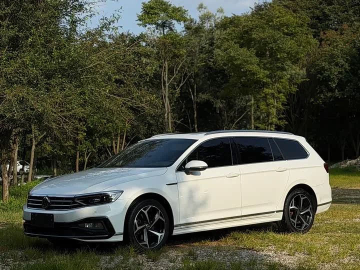 Volkswagen Passat Variant 2023 из Китая — купить под ключ
