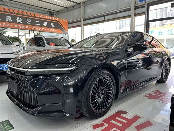 Toyota Crown Sedan 2025 из Китая — купить под ключ