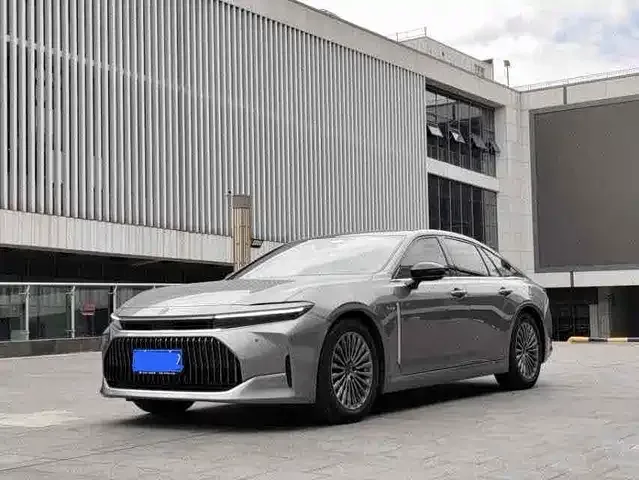Toyota Crown Sedan 2025 из Китая — купить под ключ