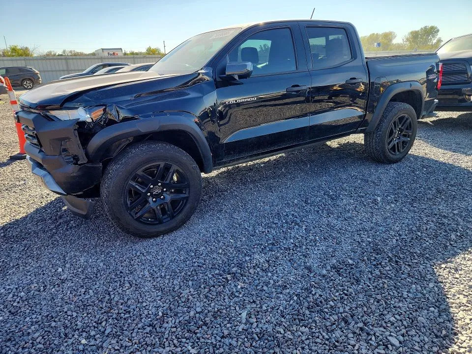 Chevrolet Colorado T 2025 из США — купить под ключ