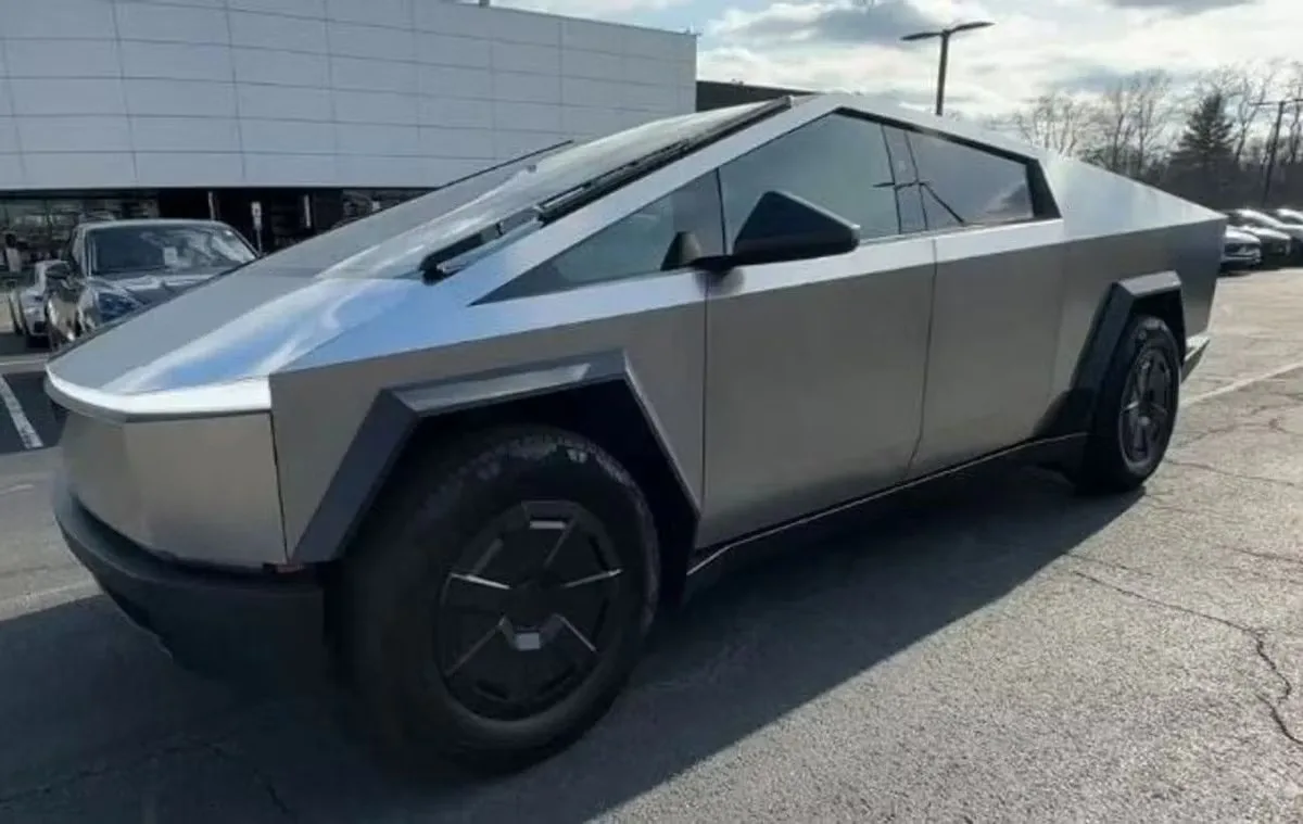 Tesla Cybertruck 2025 из ОАЭ — купить под ключ