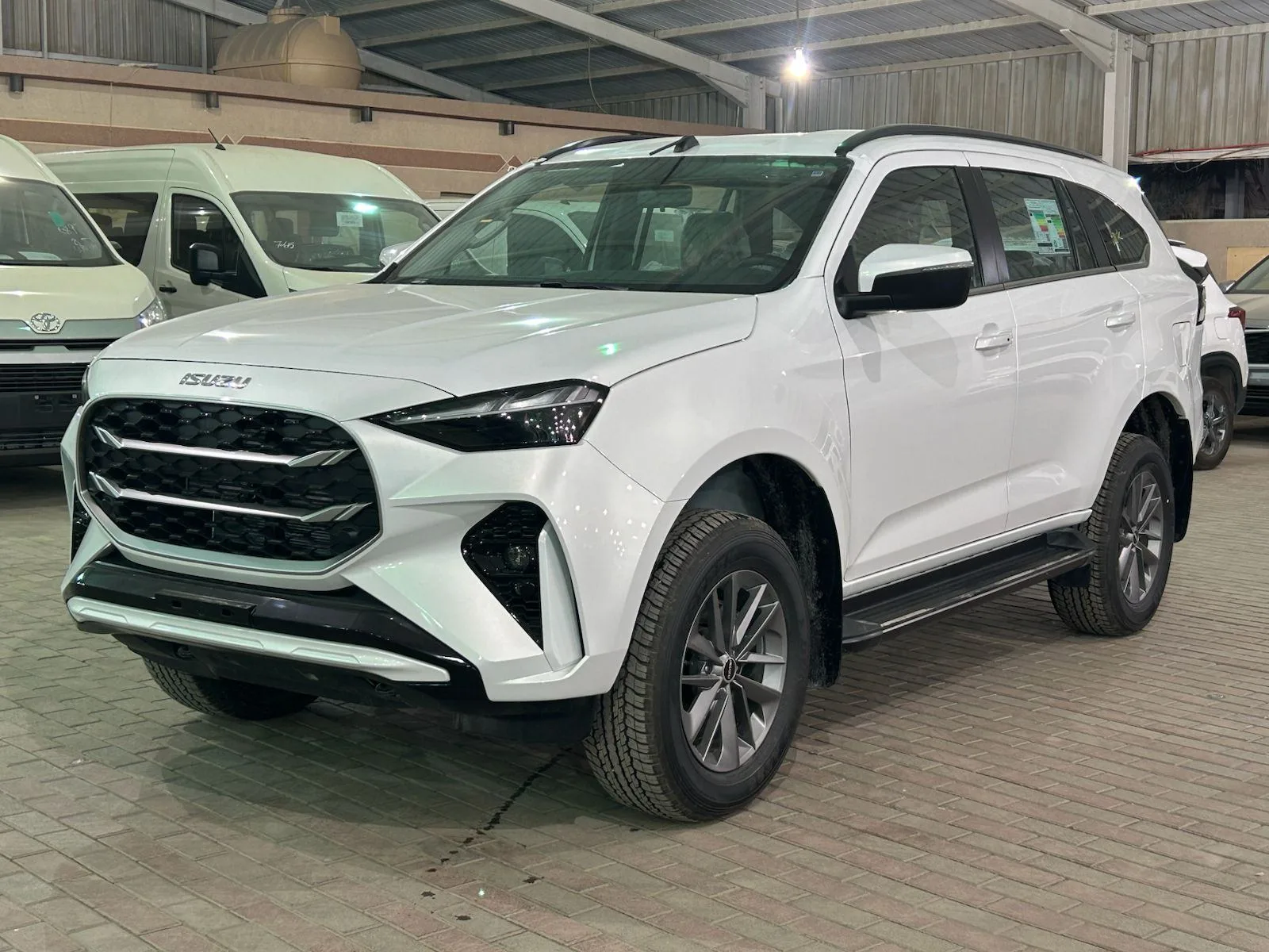 Isuzu MU-X 2026 из ОАЭ — купить под ключ