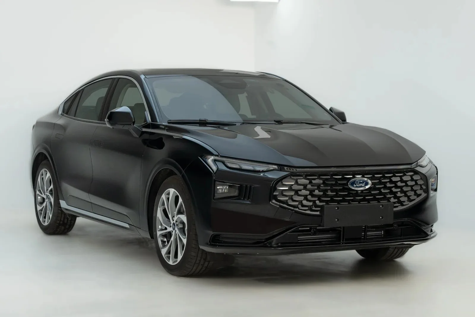 Ford Taurus 2025 из ОАЭ — купить под ключ