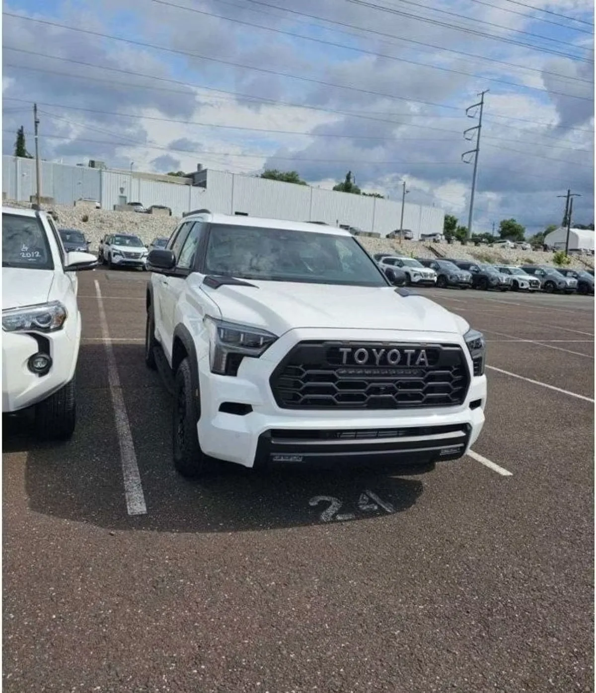 Toyota Sequoia 2024 из ОАЭ — купить под ключ