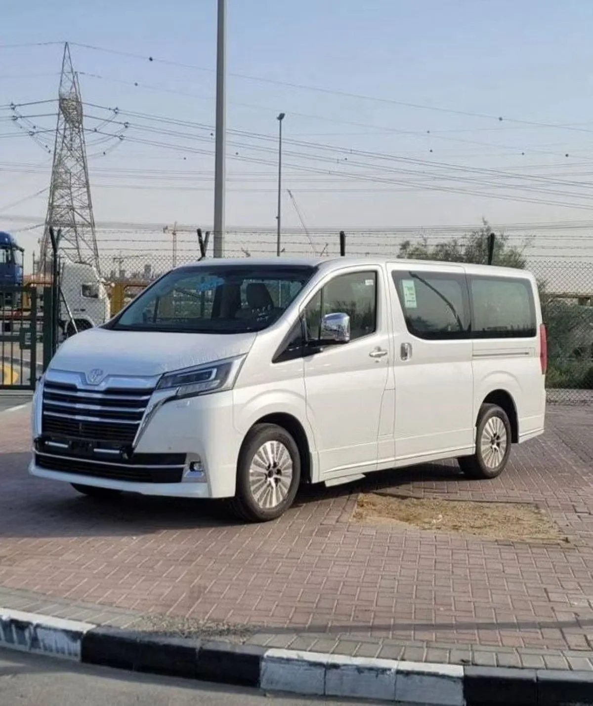 Toyota Granvia 2023 из ОАЭ — купить под ключ