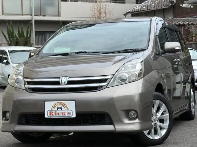 Toyota ISIS 2009 из Японии — купить под ключ