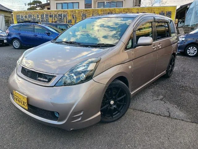 Toyota ISIS 2005 из Японии — купить под ключ
