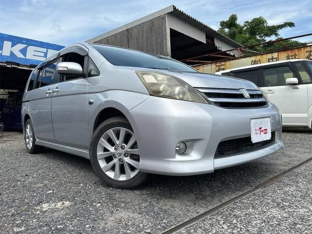 Toyota ISIS 2007 из Японии — купить под ключ