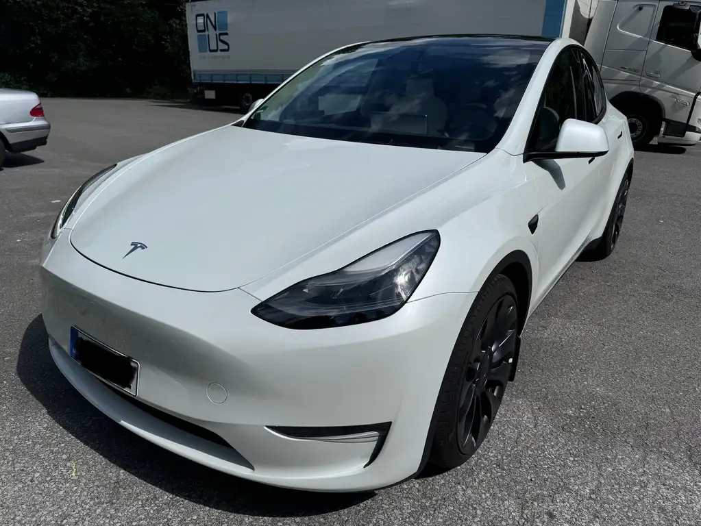 Tesla Model Y 2023 из Европы — купить под ключ