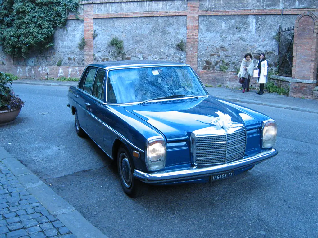 Mercedes-Benz 200 1972 из Европы — купить под ключ