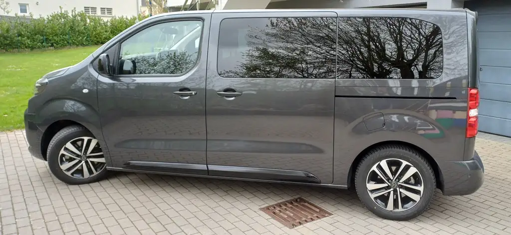 Peugeot Traveller 2026 из Европы — купить под ключ