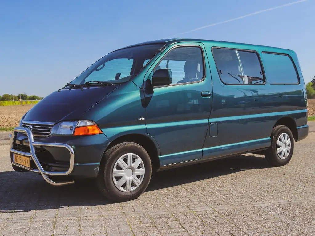 Toyota Hiace 2004 из Европы — купить под ключ