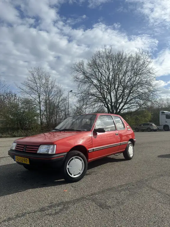Peugeot 205 1992 из Европы — купить под ключ