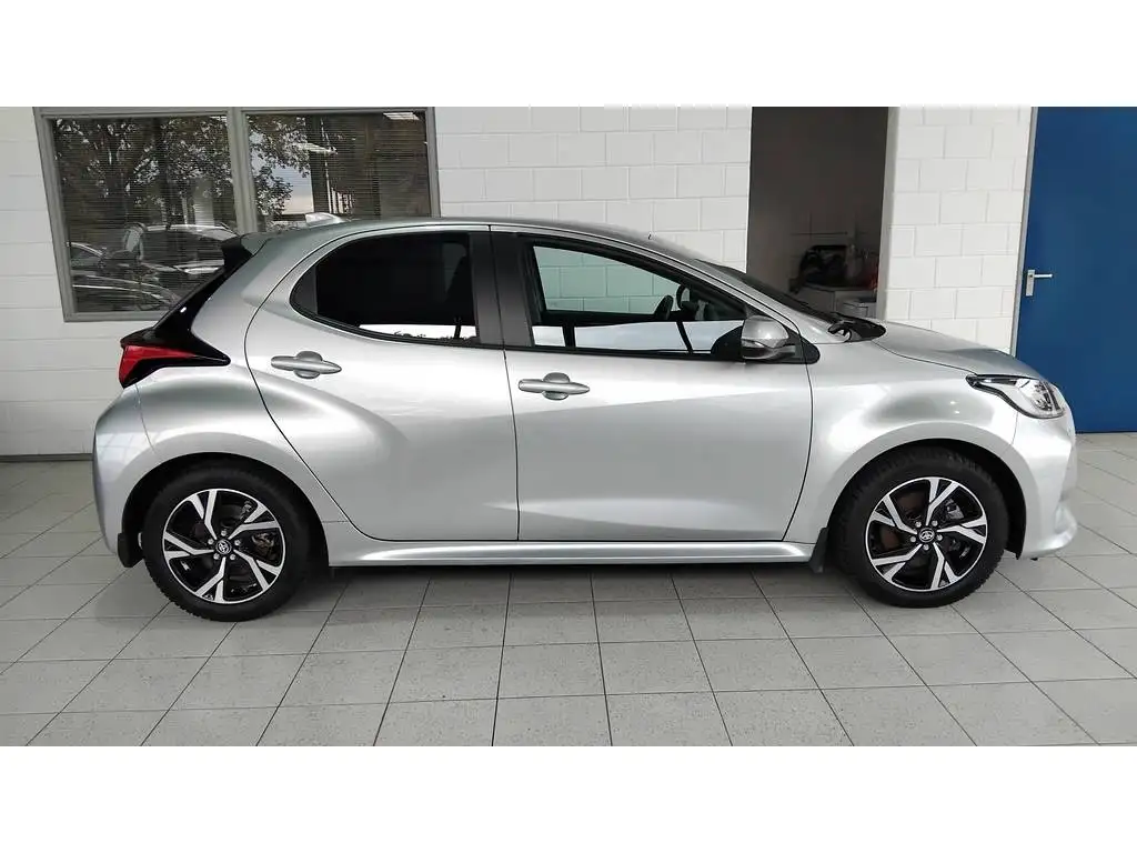 Toyota Yaris 2025 из Европы — купить под ключ