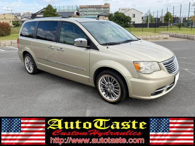 Chrysler CHRYSLER TOWN & COUNTRY 2011 из Японии — купить под ключ