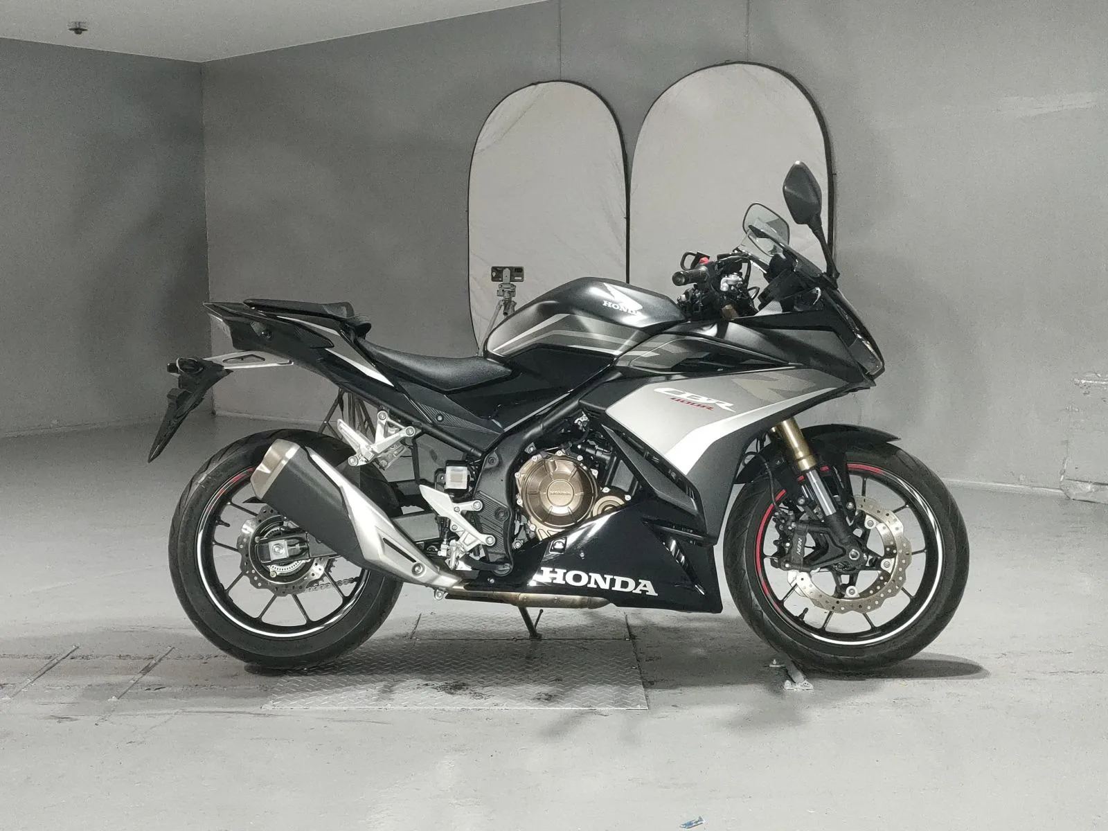 Honda CBR400R с аукциона JBA, кадр 1