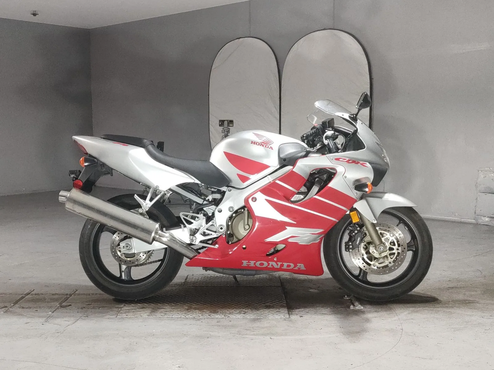 Honda CBR600F 2001 года с японского аукциона JBA