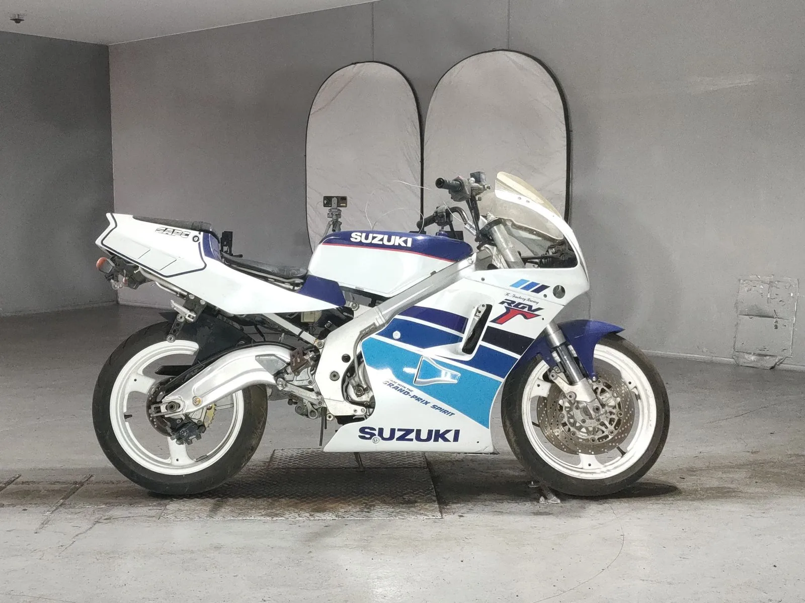 Suzuki RGV250  года с японского аукциона JBA