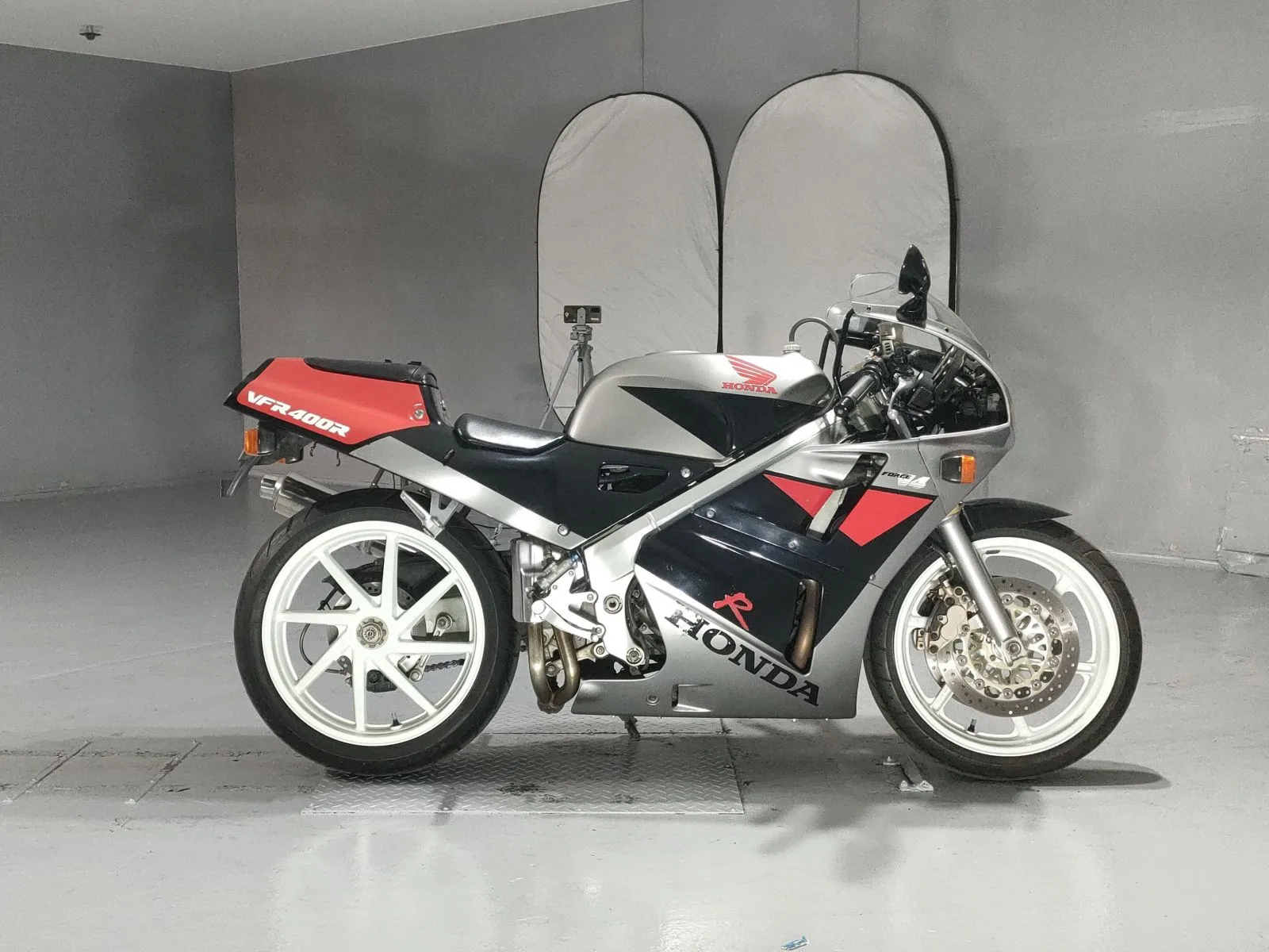 Honda VFR400R с аукциона JBA, кадр 1