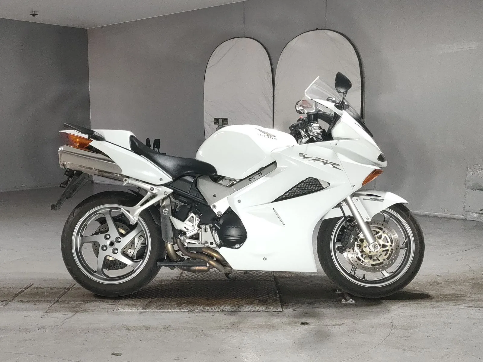 Honda VFR800 2004 года с японского аукциона JBA