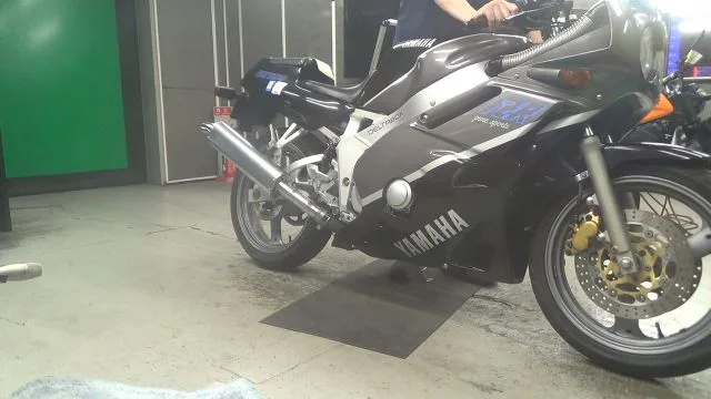 Yamaha FZR400 с аукциона BDS, кадр 1