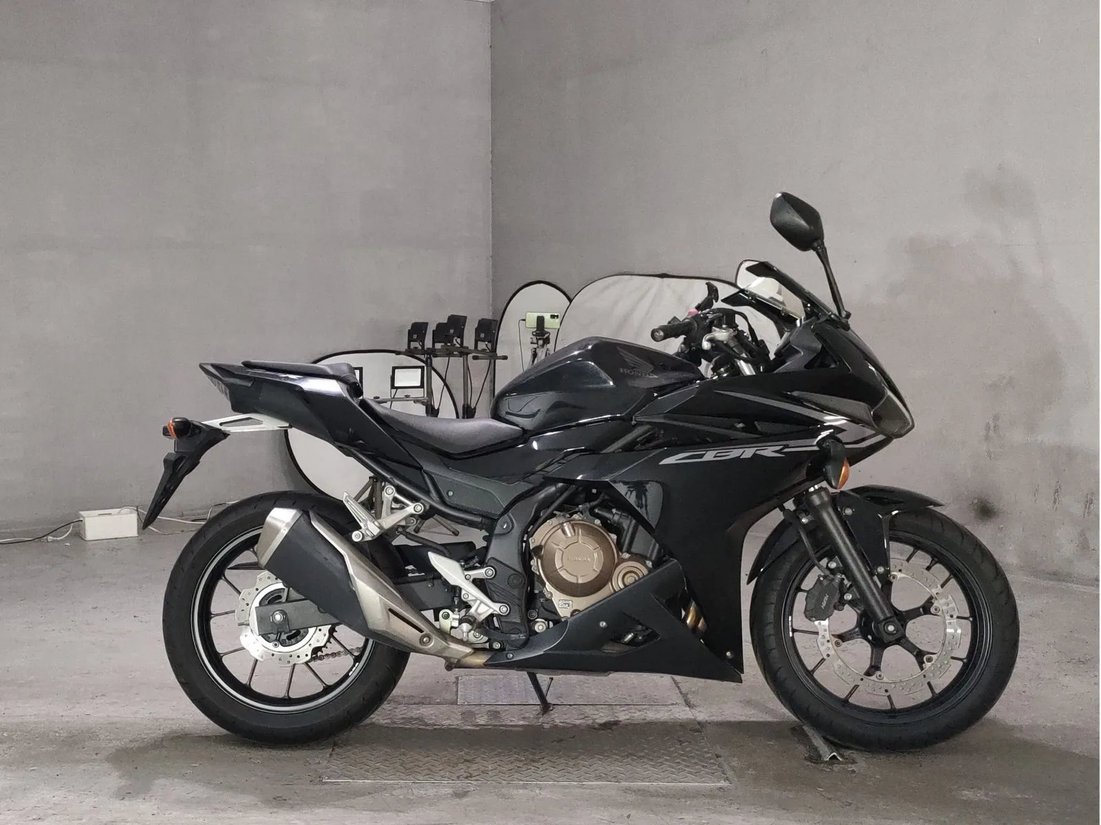 Honda CBR400R с аукциона JBA, кадр 1